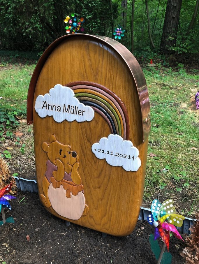 Kindergrabmal geschnitzt