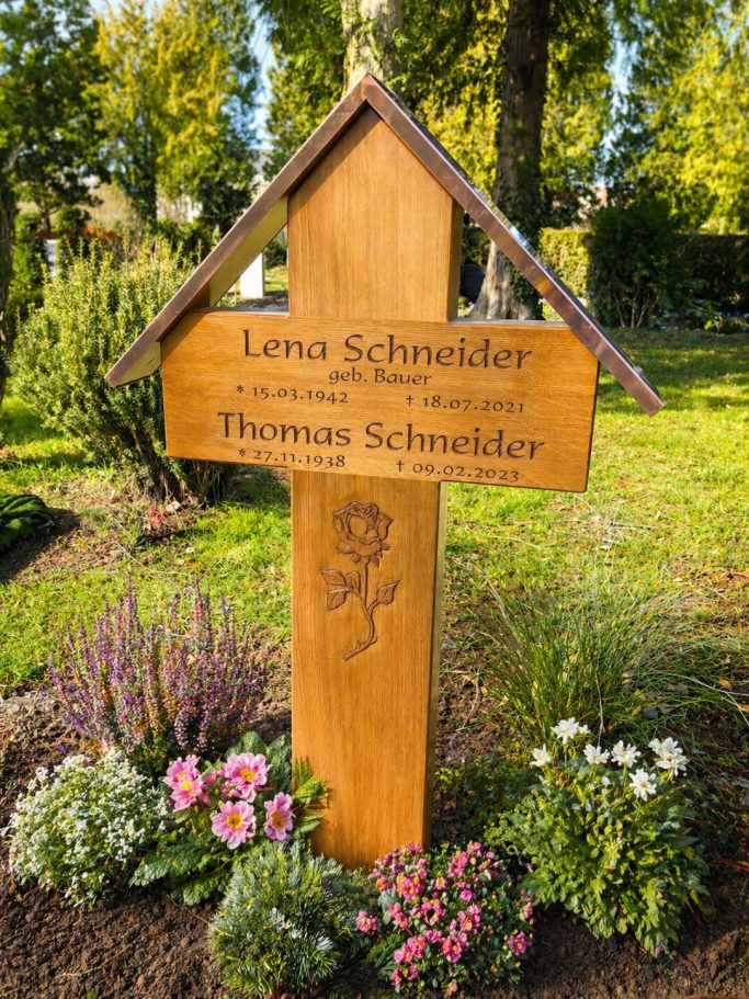 Grabkreuz mit Schutzdach und geschnitzter Rose